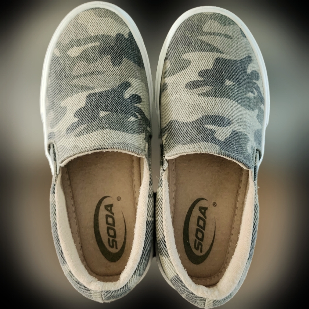 🔆  Girls Soda Camoflauge Slip-on Sneakers, size 13